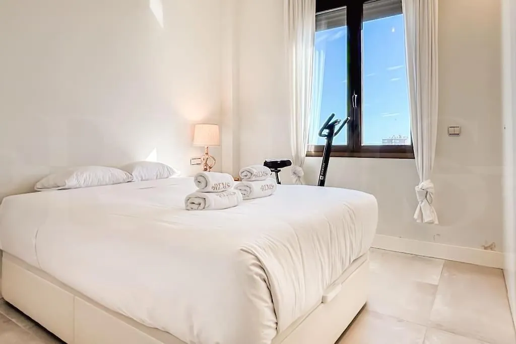Central Gem With Stunning Port & Sea Views By Rems Malaga Apartment